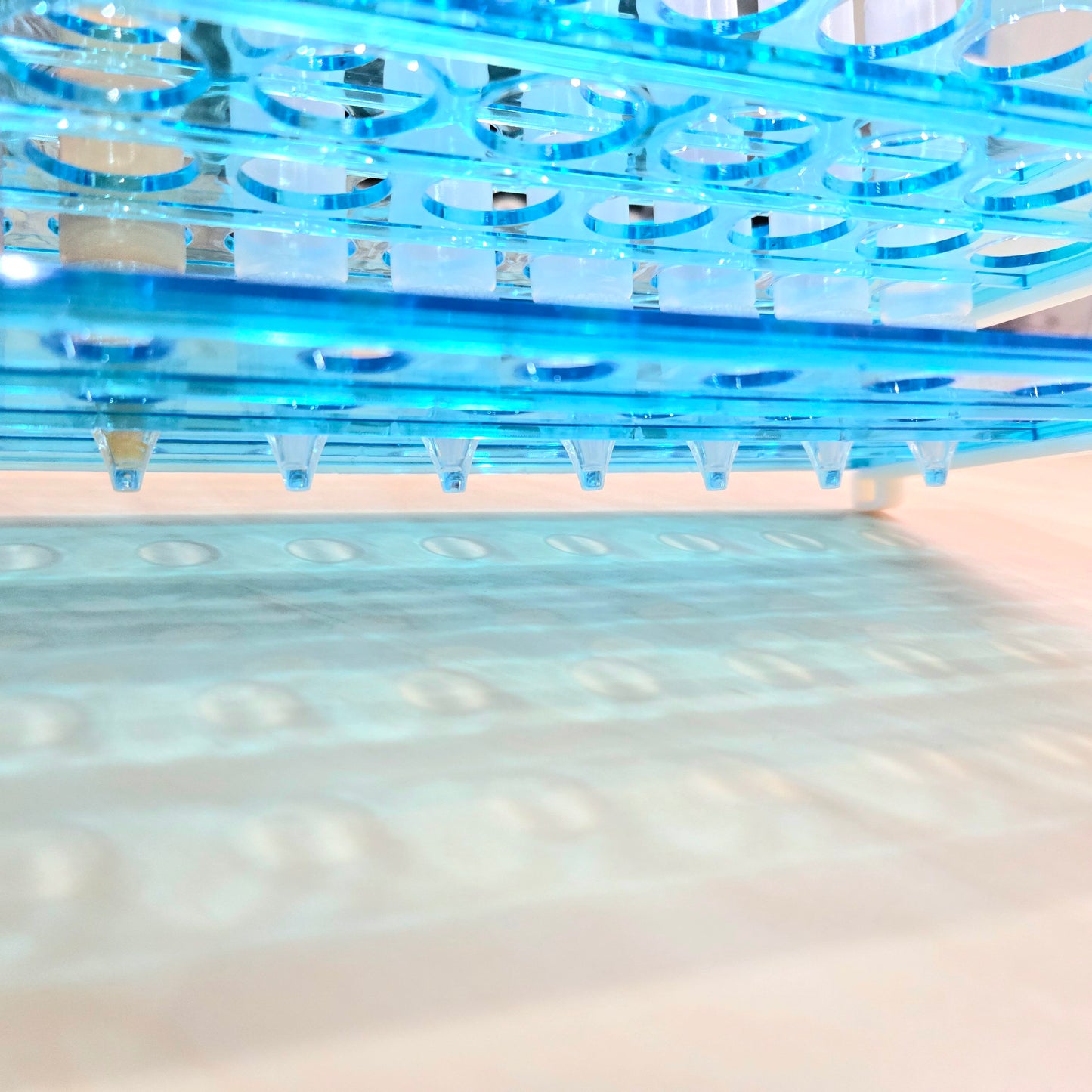 AquaGlue ペン型容器ホルダー 18mm40穴 ブルー ガラス絵の具用ペンボトル立て