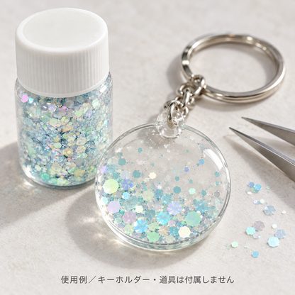 グリッターを封入したキーホルダーの使用例 作品と道具は付属しません